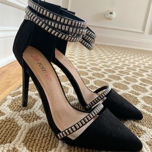 LIKE NEW black suede pump